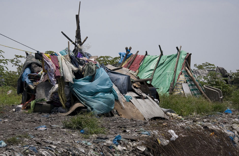 A tent-dwelling built directly on the Smokey Mountain waste site.