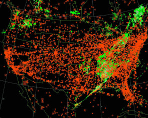 A snapshot of the air traffic flow over the United States at 9:00 am EST